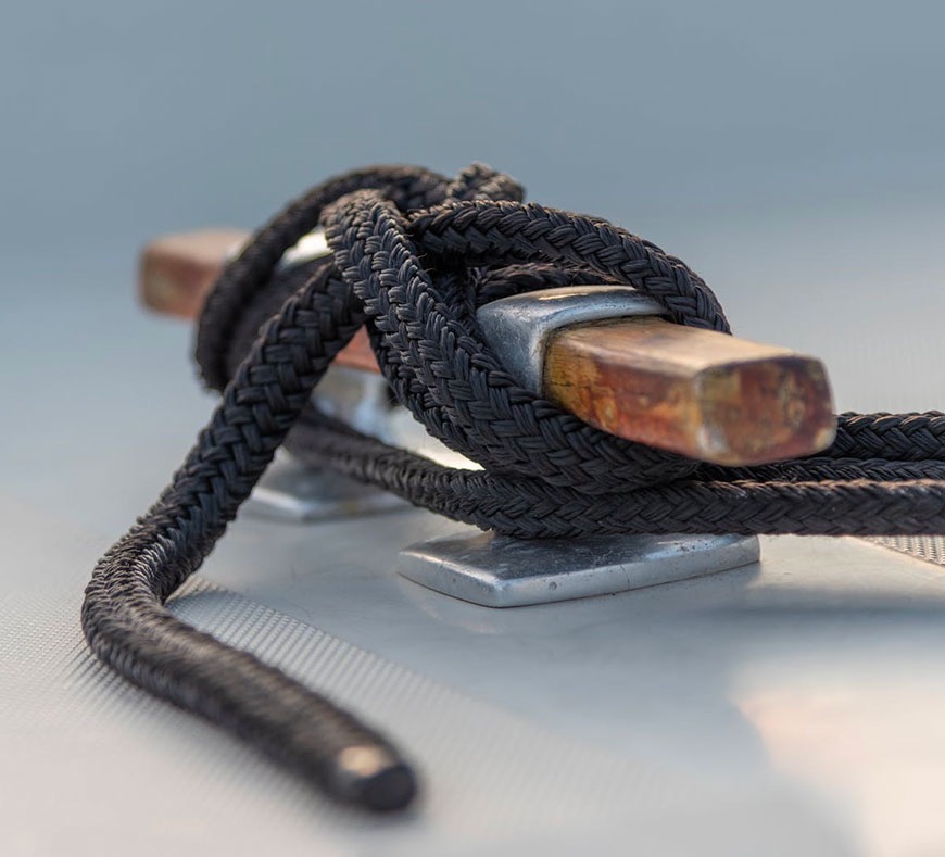 Technicien APACA Location effectuant l'entretien d'un voilier