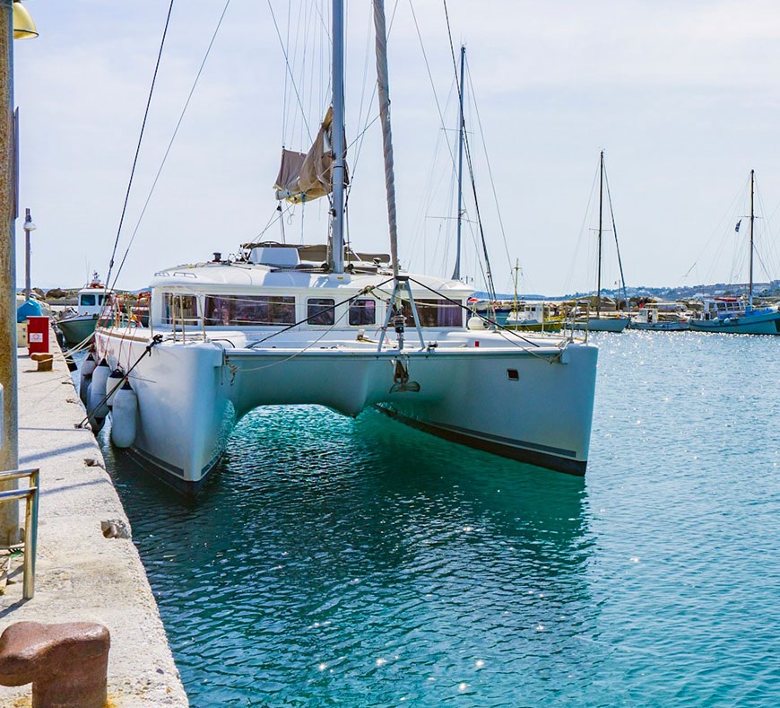Bateau en cours de maintenance dans la base APACA Location à Hyères